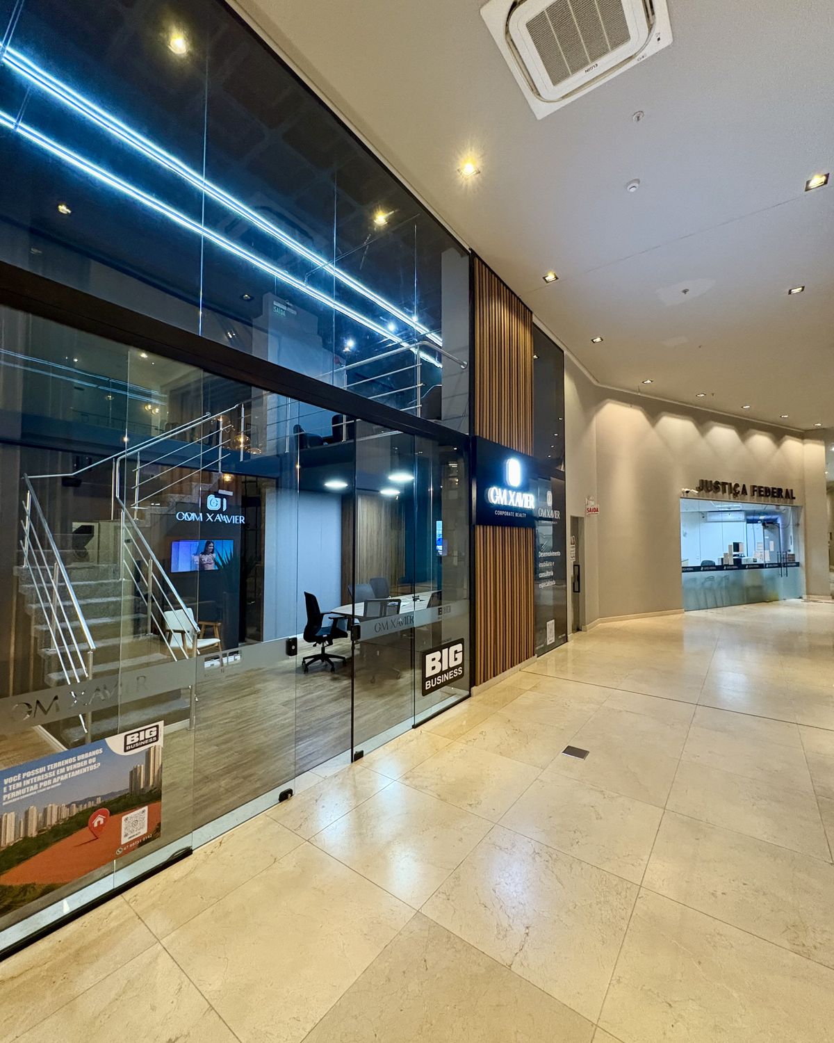 Entrada envidraçada do escritório da GM Xavier Corporate Realty, térreo do Hotel Hilton Garden Inn, Praia Brava, Itajaí